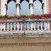 AVEZZANO I vasi di plastica sul balcone del Palazzo Municipale