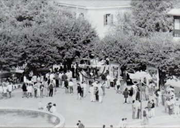Avezzano Piazza Risorgimento 1988. Foto di Elvio Gentile tratta dalla pagina Facebook "Avezzano Sparita". La socialità che non c'è più