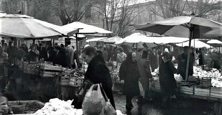 Piazza del Mercato com'era... (foto tratta da Facebook "Avezzano di Ieri e di Oggi"