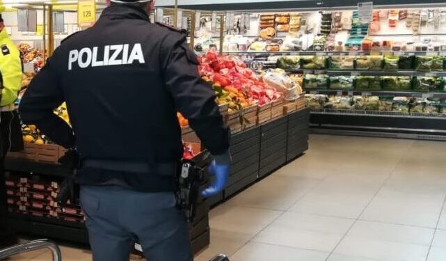 polizia supermercato