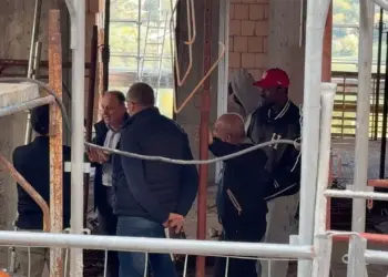 Protesta operai su impalcatura per gli stipendi, trovato l’accordo – Notizie