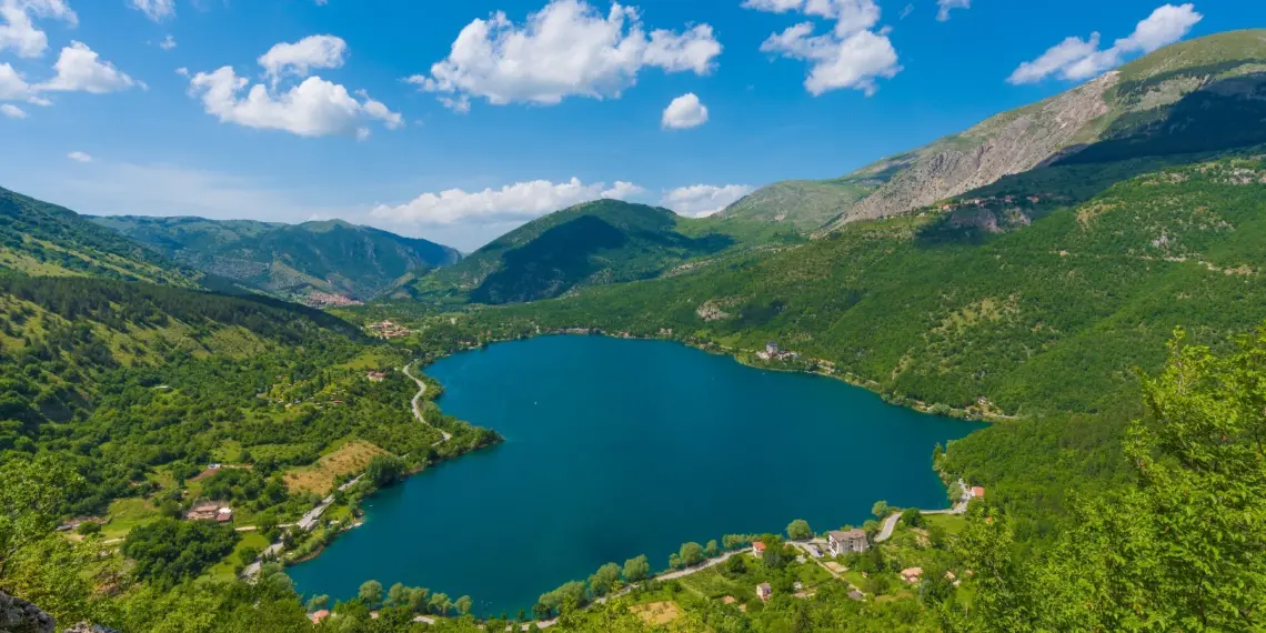 TURISMO, ESTATE 2026 IN CRESCITA: ABRUZZO SOPRA MEDIA NAZIONALE E NUOVE PROSPETTIVE PER LA MARSICA 1 ABRUZZO LAGO SCANNO
