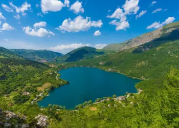 TURISMO, ESTATE 2026 IN CRESCITA: ABRUZZO SOPRA MEDIA NAZIONALE E NUOVE PROSPETTIVE PER LA MARSICA 2 TURISMO, ESTATE 2026 IN CRESCITA: ABRUZZO SOPRA MEDIA NAZIONALE E NUOVE PROSPETTIVE PER LA MARSICA