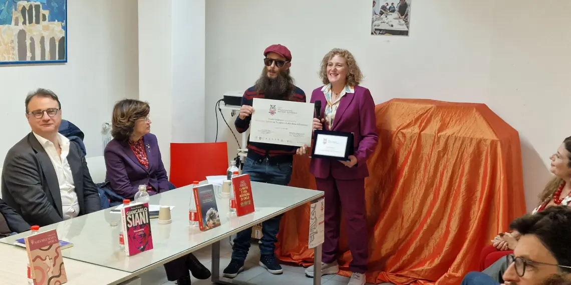Un saggio inedito sulle cafone di Fontamara consegue il secondo posto nella seconda edizione del Premio Agrorinasce 1 Agnese Berardini ritira il premio Agrorinasce consegnato dal direttore scientifico Alfonso Reccia