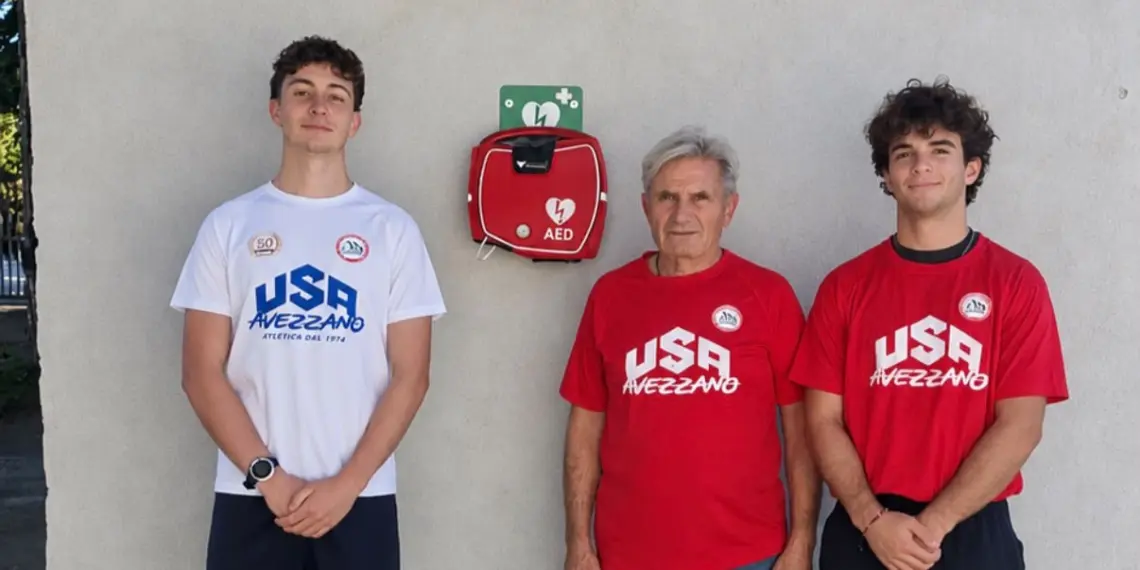 LO STADIO DEI PINI DI AVEZZANO PIÙ SICURO GRAZIE A UN DEFIBRILLATORE DONATO DALL’USA SPORTING CLUB 1 WhatsApp Image 2026 10 27 at 17.14.53