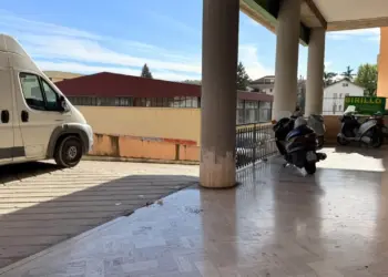 Sedicenne ferito con un frangivetro dopo una lite, caccia all'aggressore - Notizie 3 Sedicenne ferito con un frangivetro dopo una lite, caccia all’aggressore – Notizie