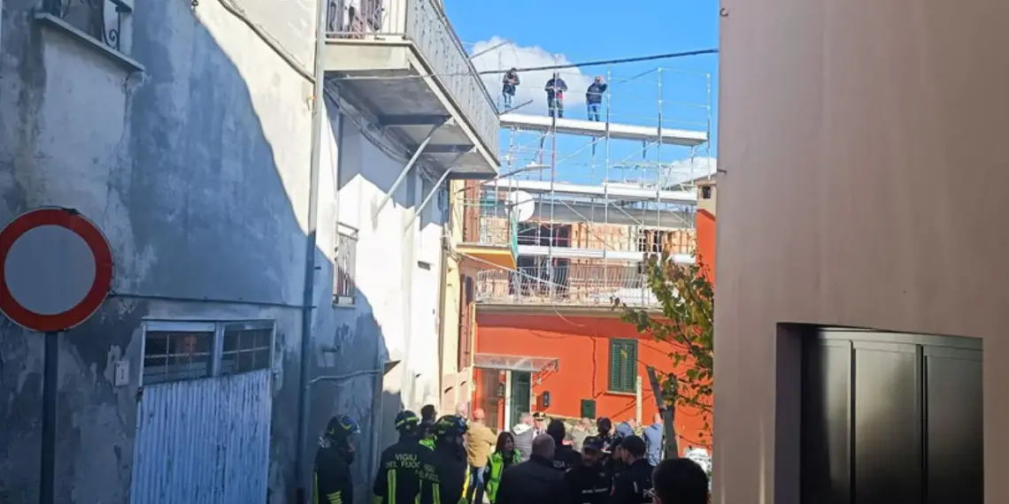 'Accordo sul pagamento', rientra la protesta degli operai sull'impalcatura - Notizie 1 d8cb81ab4cddd5741e2e9b0e7827d48b